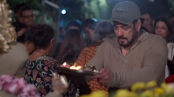 <div class="paragraphs"><p>Salman Khan performs aarti during the Ganesh Visarjan ceremony.</p></div>